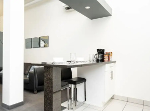 Premium 2BD Loft DT Prking Rooftop Patio BBQ Gym