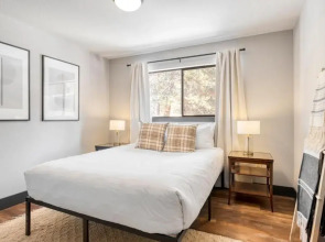 Quiet River Bend Cabin by Avantstay 35 Mins to Mt Bachelor 10 Mins to Town Centre Hot Tub!