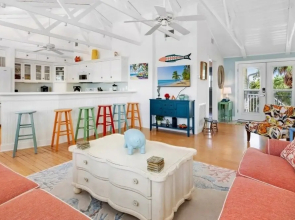 Turtle Cottage 3 Bedroom Home by RedAwning