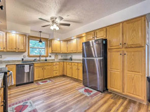 'hilltop Hideaway' Branson Home w/ Trampoline!