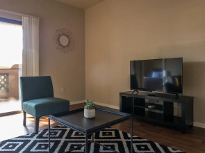 1 BR Apt with Parking by Frontdesk
