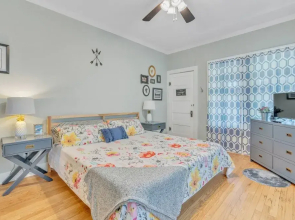 Bright & Fun 3br Cozy Nook 3 Bedroom Home by RedAwning