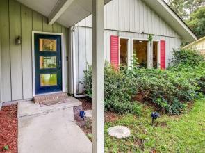 Chic Georgia Abode w/ Lounge Living: Near Beaches!