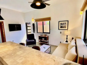 1 Bedroom Guest House - Walk To Everything -patio -gym -pickleball Court - Bikes