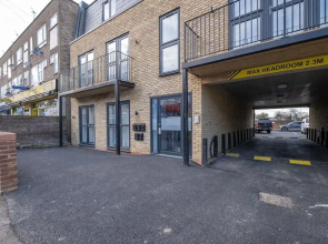 Luxury 1 & 2 bed Apartment free parking