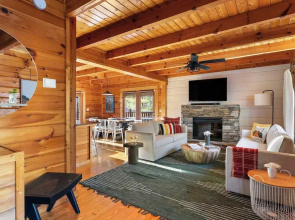Riverbend by Avantstay Redesigned, Hot Tub, Firepit, Billiards Pigeon Forge