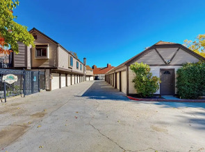 3 BR Lake Condo w/ Shared Pool & Spa