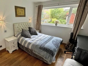 4 Bedroom House, Sleeps 8- Hot Tub, Pets, Parking