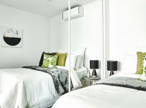 The Marc 201: A Splash of Emerald - Rejuvenate stays