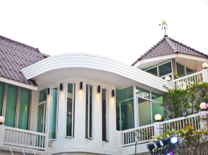 Paradise Hotel