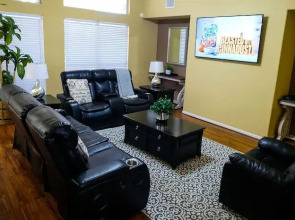 4Bdrm 3.5Bath 11Beds - Great House