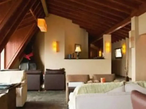 La Sirenuse Lake Resort