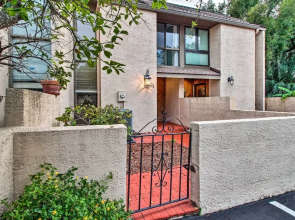 Home w/ Private Courtyard - Walk to Coligny Beach!