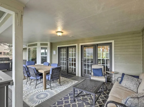 Upscale Flagstaff Home w/ Hot Tub & Mountain Views