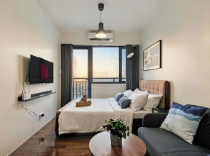 Room-sleek Studio With City Views on the