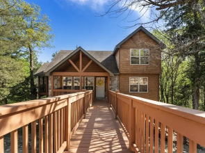 Whispering Woods Lodge - Sleeps 6 2 Bedroom Home by RedAwning