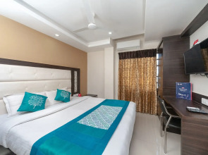 OYO 19909 Sri Guru Inn