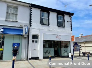 Town Centre Entire Property, Very Close to Sea & Restaurants, 2 King Size Beds