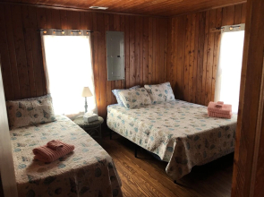 Blackbeard's Retreat - Historic And Pet Friendly 3 Bedroom Cottage by RedAwning