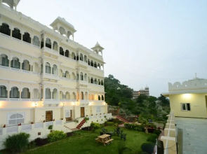 Golden Hands - Palace Raj Kumbha