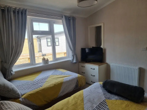 Pet Friendly 2-bed Luxury Lodge in Routh w/ Hottub