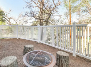 Walk to Dtwn Show Low: Townhome w/ Balcony