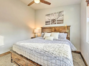 Chic Show Low Townhome w/ Bbq: Dogs Welcome!