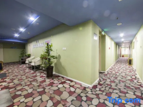 Luoyang Jiaxuan Theme Hotel (Longmen High-speed Railway Station Baolong Plaza)