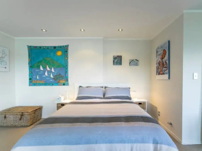 Sunny Poolside Studio in Meadowbank