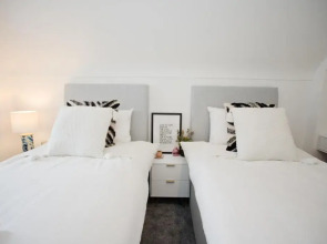 Stylish 2 Bedroom Apt - Parking - 5 Mins walk to Beach