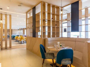 Отель Premier Inn Dubai Dragon Mart