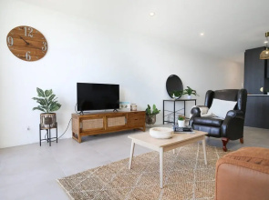 Elegant Bay Side 1-bed Apartment With Views