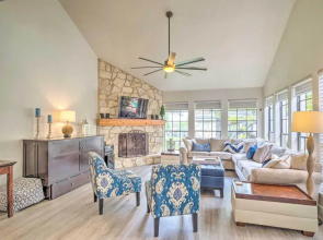 Horseshoe Bay Townhome w/ Patio & Outdoor Pool!
