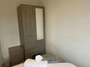 NEW- Spacious and Bright 2 Bedroom Apartment, Sleeps 6, with Free Parking, Business and Leisure by Jesswood Properties