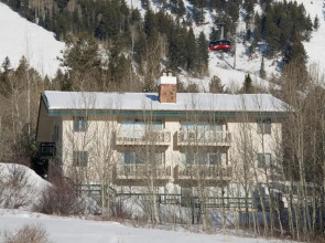 JHRL - Slope-side Whiteridge B5 Condo - Walk to Tram