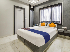 SPOT ON 74760 Hotel Surya Palace