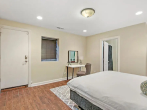 Upscale 4BR in Wicker Park - Damen 1R