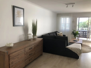 Sunshine Beach Luxe Apartment