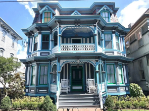 Victorian Manor with heated Saltwater Pool on Jackson Street 300ft To Beach Sleeps 18