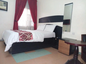 Roneks Royal Hotel & Suites