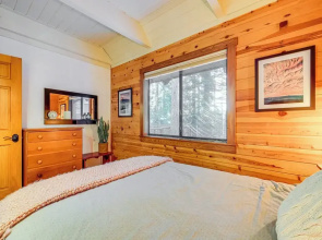 3 Mi to Skiing: Retreat w/ Deck in Tahoe Donner!