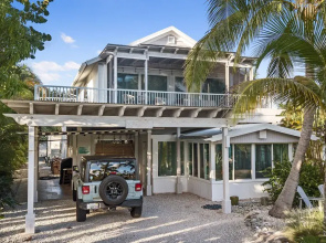 Siesta Key Oasis w/ Outdoor Pool + Screened Lanai!