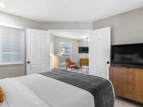 Newly Renovated Atlanta Gem Central Buckhead Apt