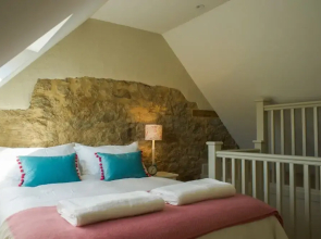 Classic Cotswolds Getaway in Radcot