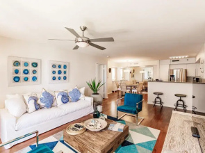 Uhost AI 3BR Condo Stunning Water Views