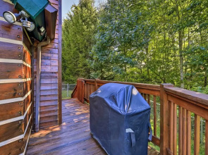 9 Mi to Sugar Mountain: Stunning Cabin w/ Views