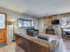 Covered Deck & Grill: Cozy Greer Hideaway!