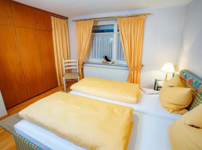 Ferienwohnung-Im-Kelterhaus-Wohnung-Gelber-Salon