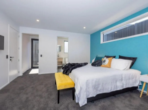 Sapphire Delight - 1 Bedroom Private Room