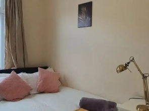 Room in Guest Room - Spacious Room Near Coventry City Centre